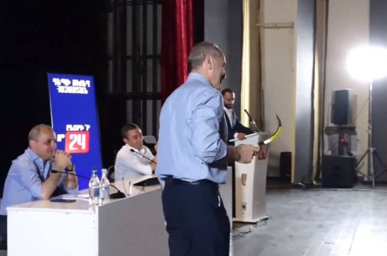 «Այս մանգաղով քաղաքական մոլախոտերին հնձեք». Վարդենիսում Քոչարյանին մանգաղ նվիրեցին