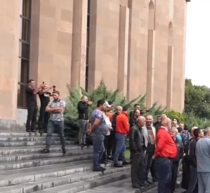 «Սանիթեքի»-ի աշխատակիցները քաղաքապետարանի մոտ պահանջում են իրենց աշխատավարձը, հակառակ դեպքում՝ սպառնում են փողոց փակել