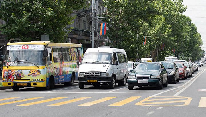 Արգելակների չաշխատելու պատճառով Երևանում ավտոբուսը մխրճվել է ավազակույտի մեջ