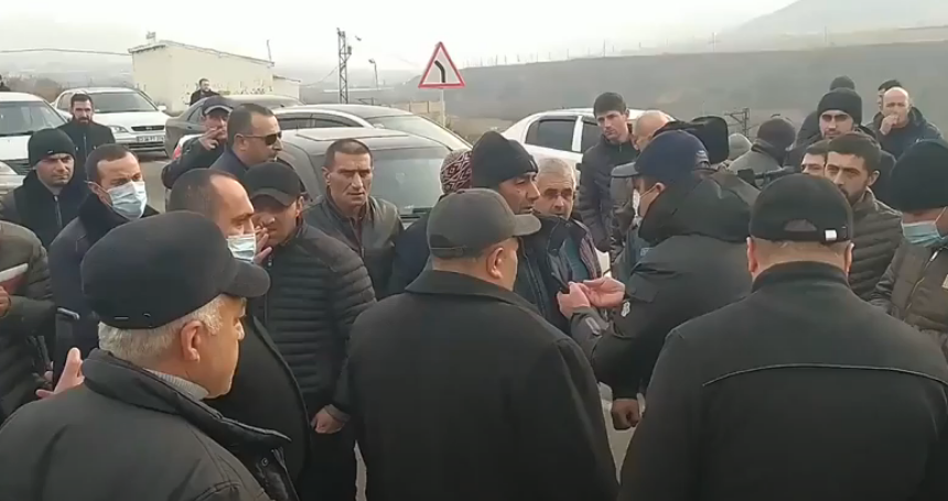 Քաղաքացիները փակել են Վանաձոր-Երևան մայրուղին