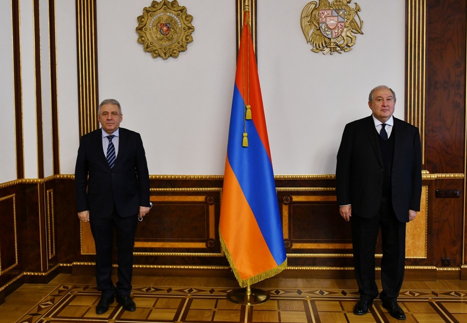 Արմեն Սարգսյանն ընդունել է պաշտպանության նորանշանակ նախարար Վաղարշակ Հարությունյանին