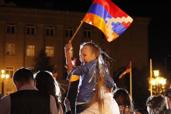 Девочка, победившая на конкурсе «Евровидение-2012», развевает флаг Арцаха 