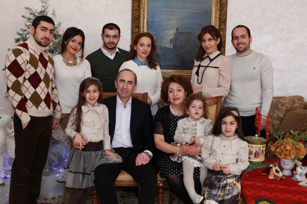 Новогодние фотографии семьи Роберта Кочаряна 