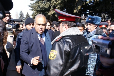 Րաֆֆի Հովհաննիսյանը ոստիկաններից պահանջել է ձերբակալել իրեն