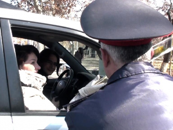 Ոստիկանները կանգնեցրել են Անդրեաս Ղուկասյանի մեքենան ու ծաղիկներ նվիրել մարտի 8-ի առթիվ