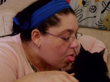 43-ամյա կինն ուտում է իր կատվի մազերը
