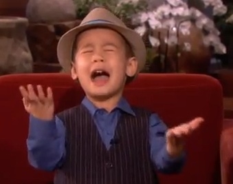 6-ամյա տղան սերենադ է երգում Էլենի համար