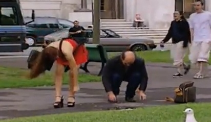 Ի՞նչ է լինում, երբ շատ կարճ շրջազգեստով աղջիկը գետնի վրա ինչ-որ բան է փնտրում