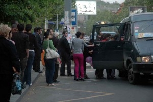 Армянский водитель угощает пассажиров пирогами, а от беременных и военнослужащих не берет денег