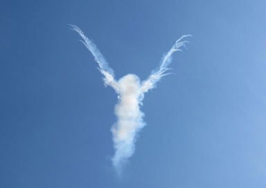 Օրվա լուսանկարը. Կործանիչների ծխից երկնքում հրեշտակ է պատկերվել 