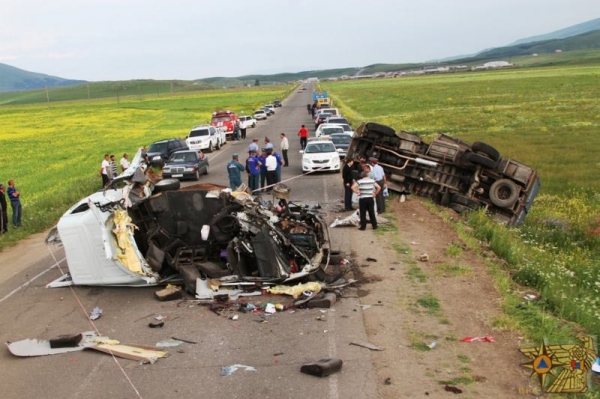 В результате крупного ДТП на дороге Ереван-Спитак погибли три человека, более 10 пострадали