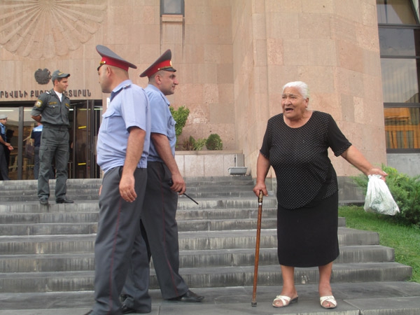 ՀՀԿ տատիկը որոշել է քաղաքապետարանի մոտ մերկանալ