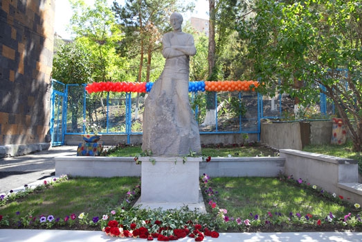 Բացվել է Հրանտ Մաթևոսյանի արձանը
