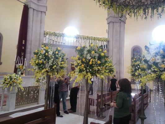  Ալեքսանյանի երեխաների մկրտությունից հետո քաղաքացիները պոկում են եկեղեցու զարդարանքը