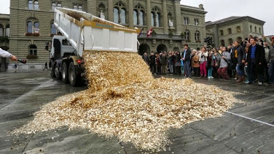 Բեռնատարն ութ միլիոն մանրադրամ է թափում Շվեյցարիայում` խորհրդարանի դիմաց