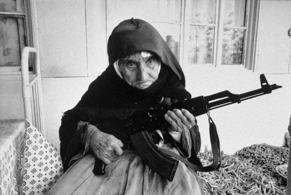 Ադրբեջանցիներից իր տունը պաշտպանող 106-ամյա հայ կնոջ լուսանկարը` թուրքական լրատվական կայքերում