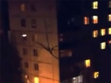 В одном из городов России засняли мутанта, ползущего по стене дома