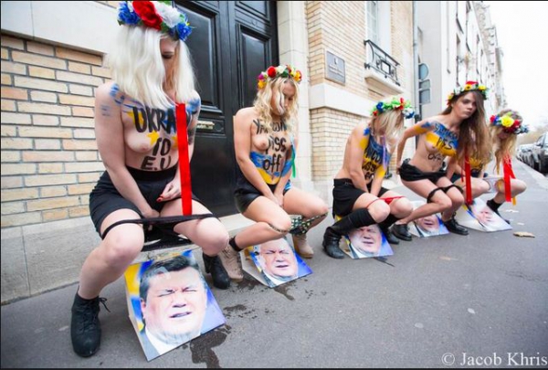 Femen-ի աղջիկները միզել են Յանուկովիչի լուսանկարի վրա