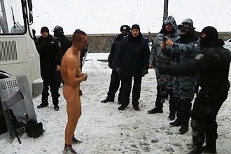 «Беркутовцы» на морозе издеваются над голым активистом и делают фото на память. ШОКИРУЮЩЕЕ ВИДЕО