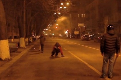 Ինչպես են Կիևի փողոցում սպանում ցուցարարին