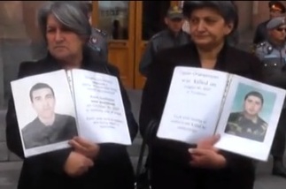 Մահացած զինծառայողների ծնողները սպասում են Սերժ Սարգսյանի միջամտությանը. a1plus.am