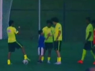 Փոքրիկը ներխուժել է խաղադաշտ ու լուսանկարվել Բրազիլիայի հավաքականի ֆուտբոլիստների հետ