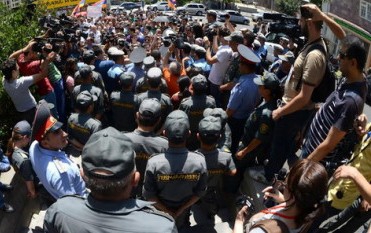 Ակցիայի մասնակիցները փակել են փողոցը. նոր բախում ոստիկանների և ցուցարարների միջև 