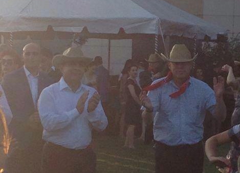 ՀՀ վարչապետը, կովբոյի գլխարկով,  պարում է ԱՄՆ դեսպանի հետ