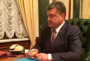 Խնձո՛ր կերեք՝ հակառակ Պուտինի. ուկրաինայի նախագահի խնձորով սկանդալային լուսանկարը