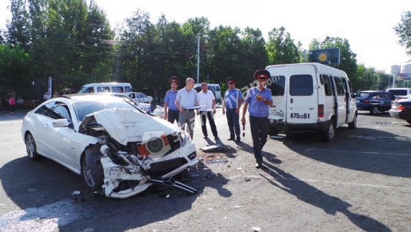 Ճվճվ Արոյի անուղղելի զավակը ոչ սթափ վիճակում Երևանում Mercedes-ով բախվել է մարդատար ГАЗель-ին. կա 10 վիրավոր. shamshyan.com