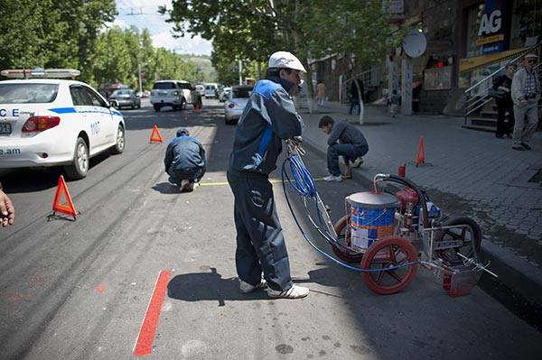 Parking City Service-ը անգամ երկու մետրանոց հատվածներն է կարմիր գծերով պատում 