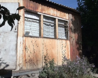 Քայքայված ու ժանգոտած տնակը որպես կացարան է ծառայում