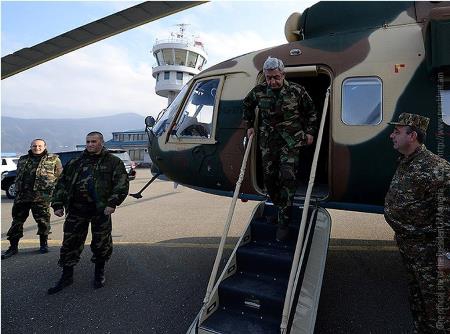 Նախագահի ուղղաթիռը վայրէջք կատարեց Ստեփանակերտում. Սերժ Սարգսյանն ընդունում է ադրբեջանցիների մարտահրավերը
