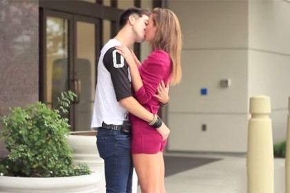 Ինչպե՞ս եք վերաբերվում հասարակական վայրերում համբուրվողներին. Հարցում Երևանի փողոցներում