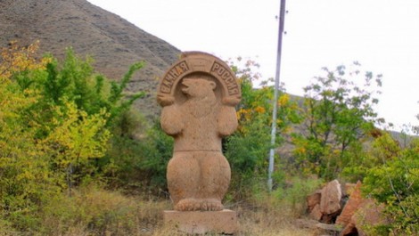 «Եդինայա Ռոսիա» կուսակցության արձանը՝ Արտաշատի սարերից մեկում