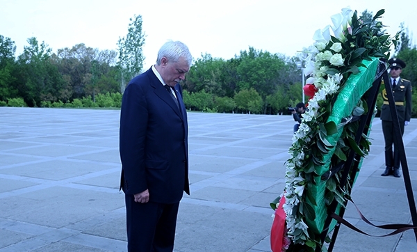 Делегация, возглавляемая губернатором Санкт-Петербурга, посетила мемориальный комплекс Цицернакаберд в Ереване