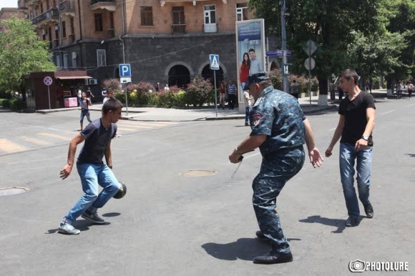 Ոստիկանն ու ցուցարարները ֆուտբոլ են խաղում Բաղրամյան պողոտայում