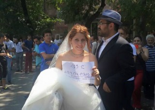 Նոր հարսանիք Բաղրամյան պողոտայում. Հարսն ու փեսան խոստացան 18:00-ին լինել ժողովրդի կողքին