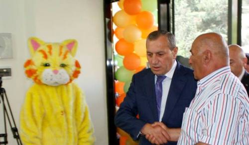 Օրվա լուսանկարը. գուշակեք, թե ինչ «կենդանի» է Սյունիքի մարզպետի կողքին
