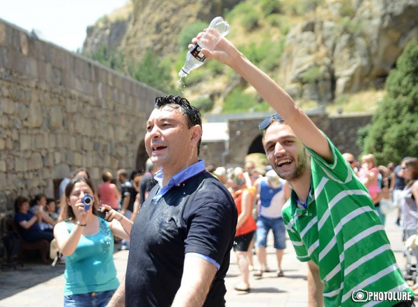 Ինչպես ջրեցին Շարմազանովին 