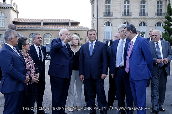 Jean-Claude Gaudin presented Taron Margaryan the recent achievements in Marseille development