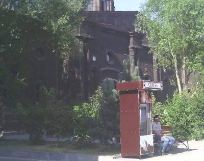 Սուրճի պատրաստման մեքենա`Գյումրիի առաջնորդանիստ եկեղեցու դիմաց