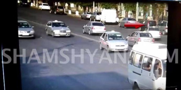 Բացառիկ տեսանյութ՝ Կոմիտասի պողոտայում տաքսու վարորդի պատճառով տեղի ունեցած շղթայական ավտովթարից. shamshyan.com