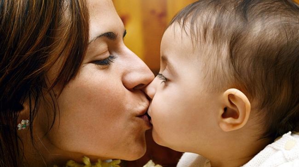 Մայրիկները բողոքի ակցիա են արել՝ ընդդեմ իրենց երեխաներին շուրթերից չհամբուրելու խորհրդի