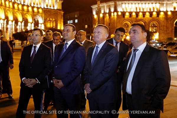 Mayor Taron Margaryan and his colleague from Rostov-on-Don walked about night Yerevan
