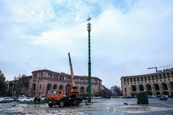 На Площади Республики начались работы по установке главной новогодней елки