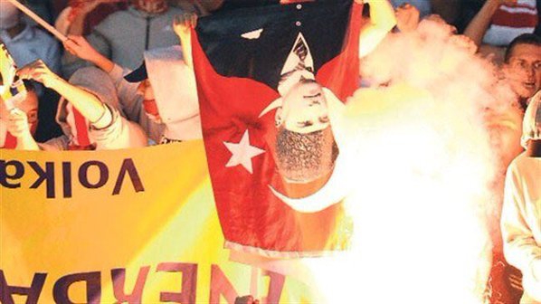 Фанаты «Спартака» сожгли турецкие флаги после выхода Мовсисяна