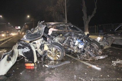 Իսակովի պողոտայում մեքենան բախվել է ծառին ու բռնկվել. վիրավորների վիճակը ծայրահեղ ծանր է 