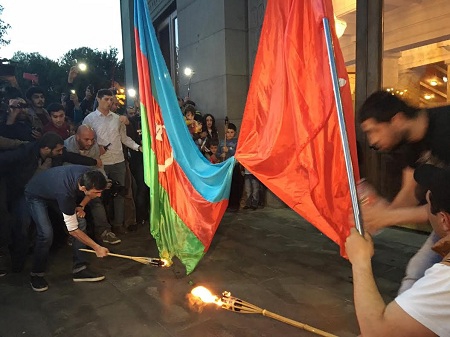 Երևանում այրել են Թուրքիայի և Ադրբեջանի դրոշները