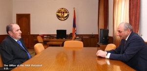 Հանդիպումն ավարտվել է.  Լևոն Տեր-Պետրոսյանը և Բակո Սահակյանը զբոսնում են Ստեփանակերտում